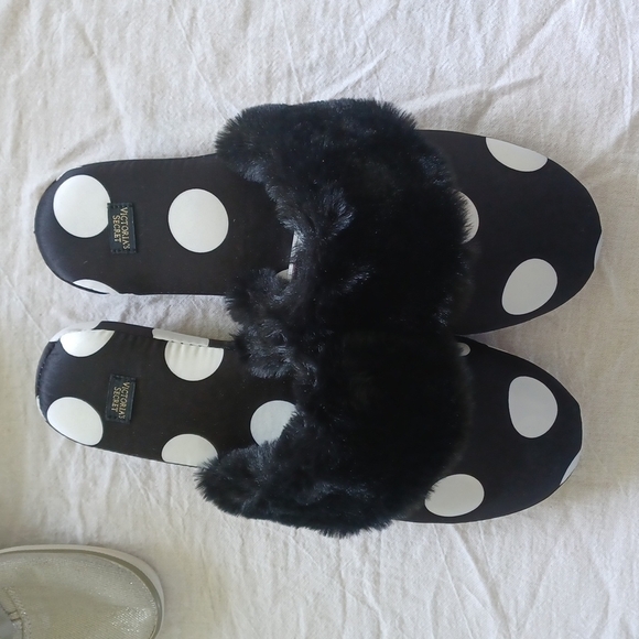 Victoria's Secret Shoes - Victoria Secret Slide On Closed Toe Slippers. Black & White  Size:M new
